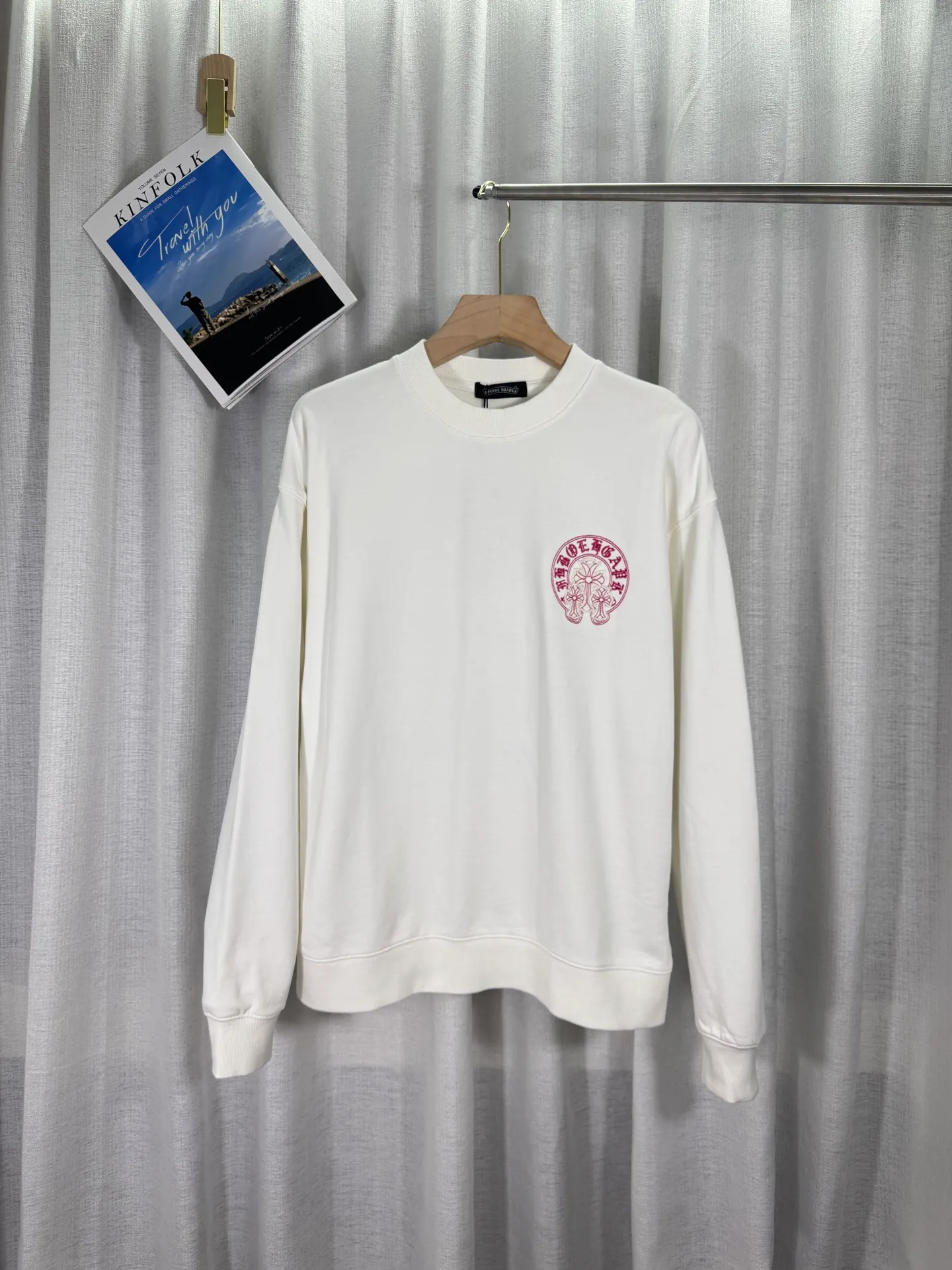 P270 top version, real shot without P, ​​different from market currency) 𝗖𝗵𝗿𝗼𝗺𝗲 𝗛𝗲𝗮𝗿𝘁𝘀/Cro Heart 2025 washed patch embroidery autumn and winter new original single counter American laser burnt 3D three-dimensional color embroidered couple casual sweatshirt 👑The highest version! Customized fabric 420g tripe terry fabric! American acid-washed and distressed original fabric laser burnt ✟appliqué embroidery and exquisite embroidery of letters! The best-selling model in the counter, very comfortable to wear. Accessories: original molded and authenticated collar label➕100% silk wash label. Genuine purchase-grade original hangtag➕matching hanging rope➕3D hanging beads➕original packaging bag. Craftsmanship: The original version has consistent wiring! The highest version of the armhole matching technique! Color: White Black Size: S M L XL Style Number: 25-307